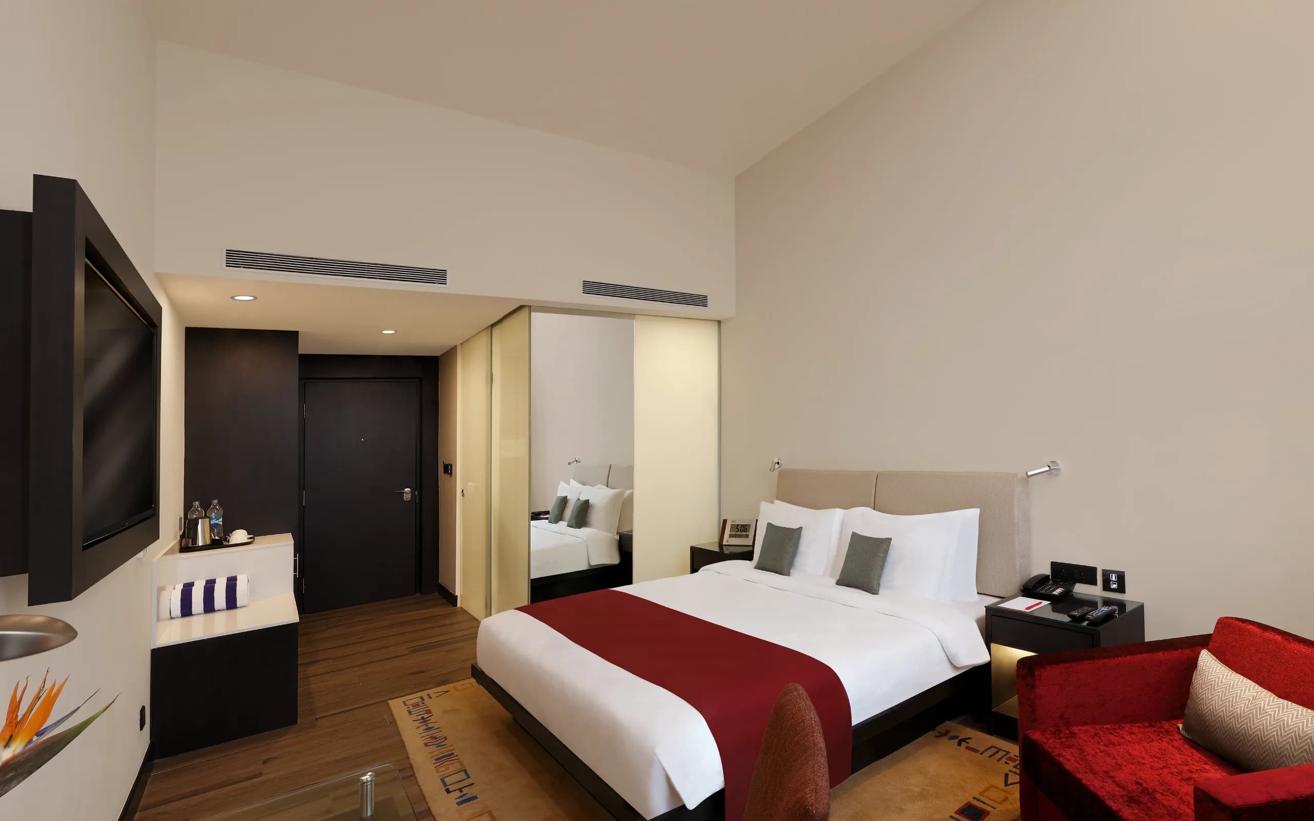 deluxe king room in tiger palace by soaltee